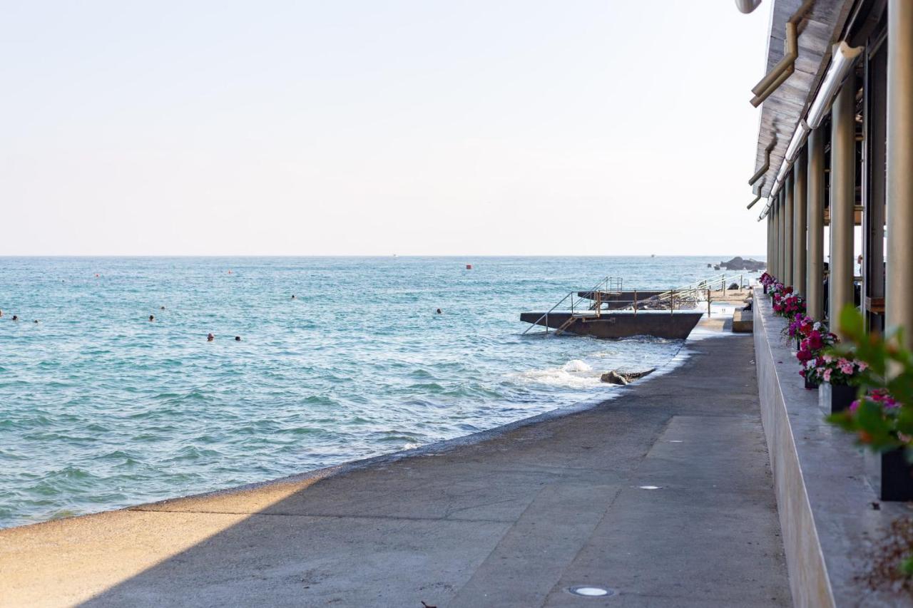 Light House - Seafront Cosy Studio With Library Pafos Exterior foto